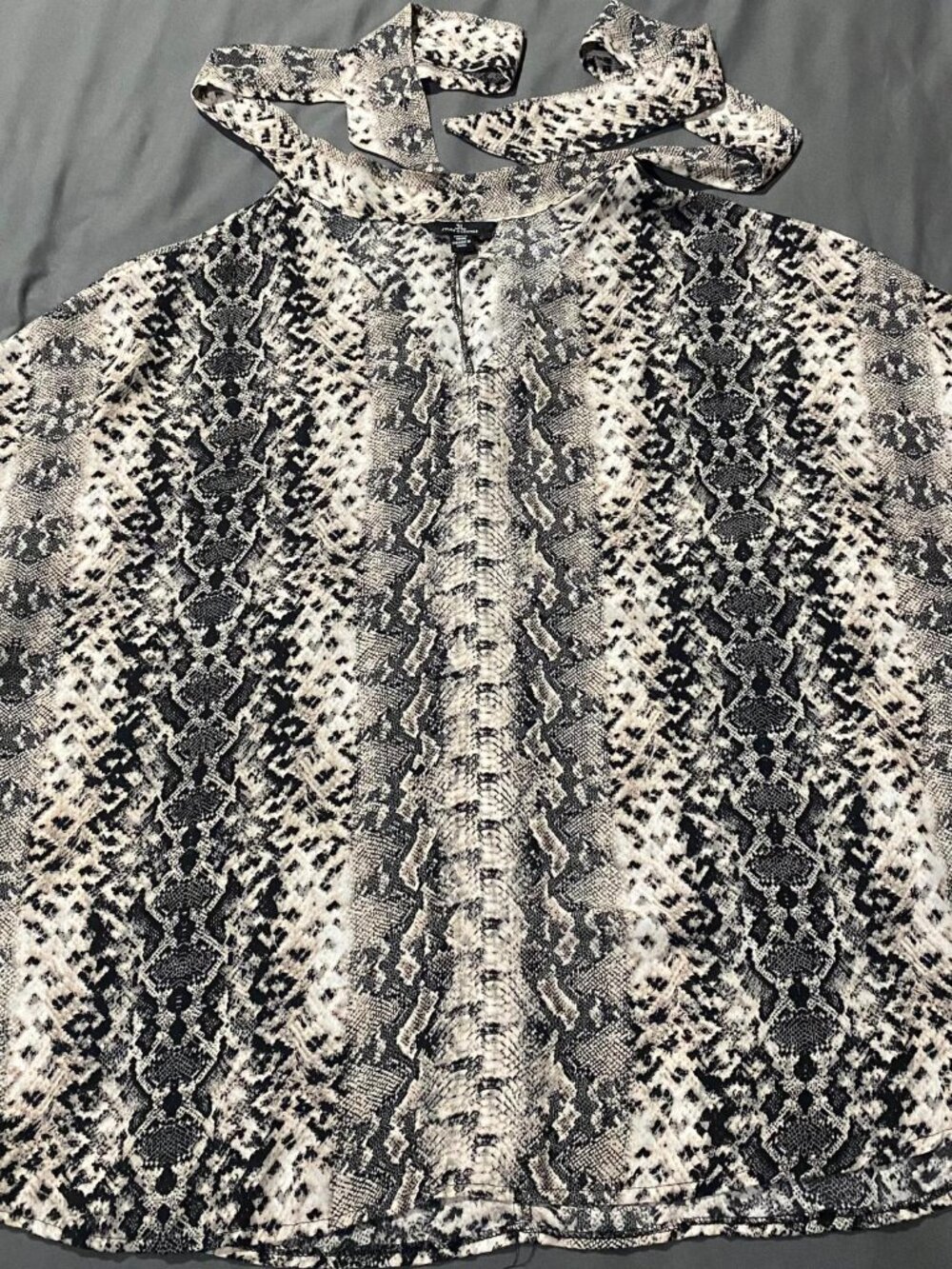 Women’s XL Short Sleeve Top with Tie Neck, Relaxed Flowy Fit - LIKE NEW